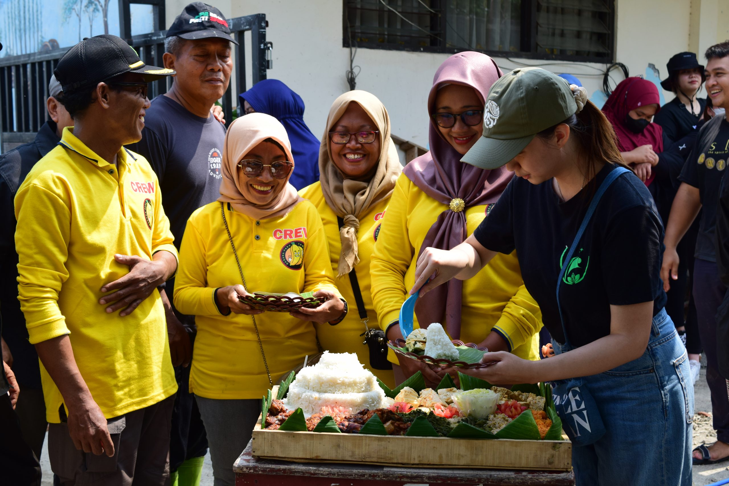 kegembiraan pengelola banana park dalam acara potong tumpeng acara csr tissue see u di banana park