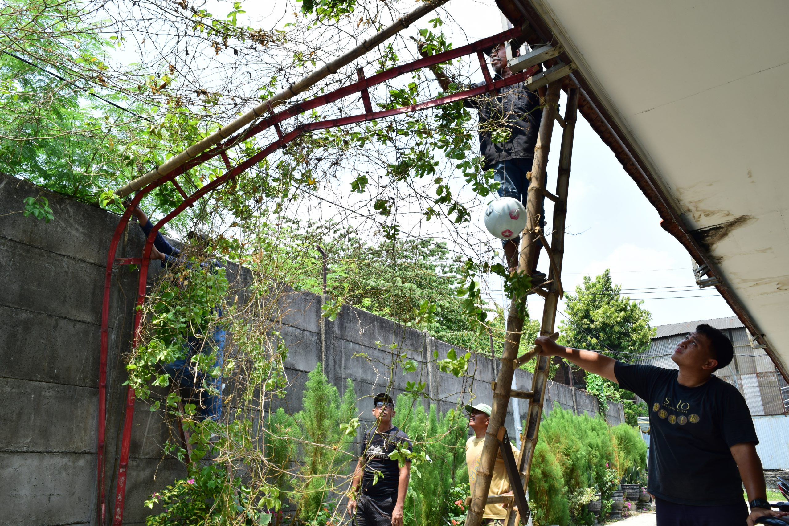 tim csr tissue see-u membersihkan pintu masuk banana park