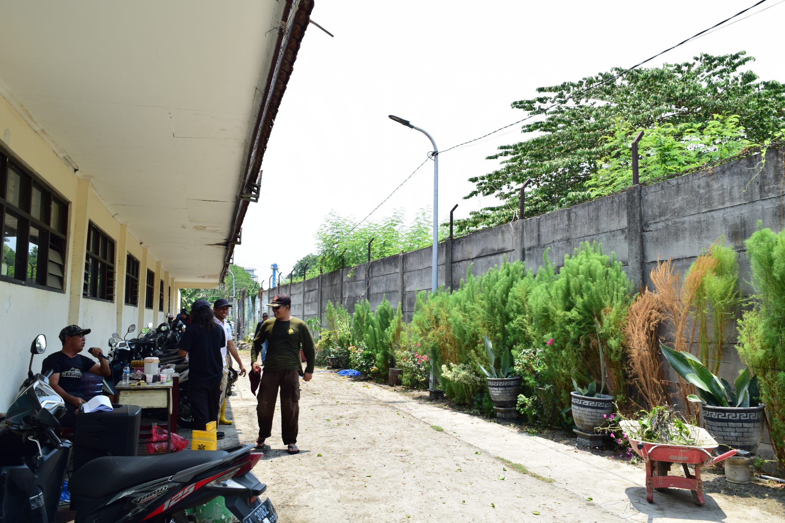 keadaan gerbang masuk banana park setelah dibersihkan oleh tim csr tissue see-u dan pengelola banana park