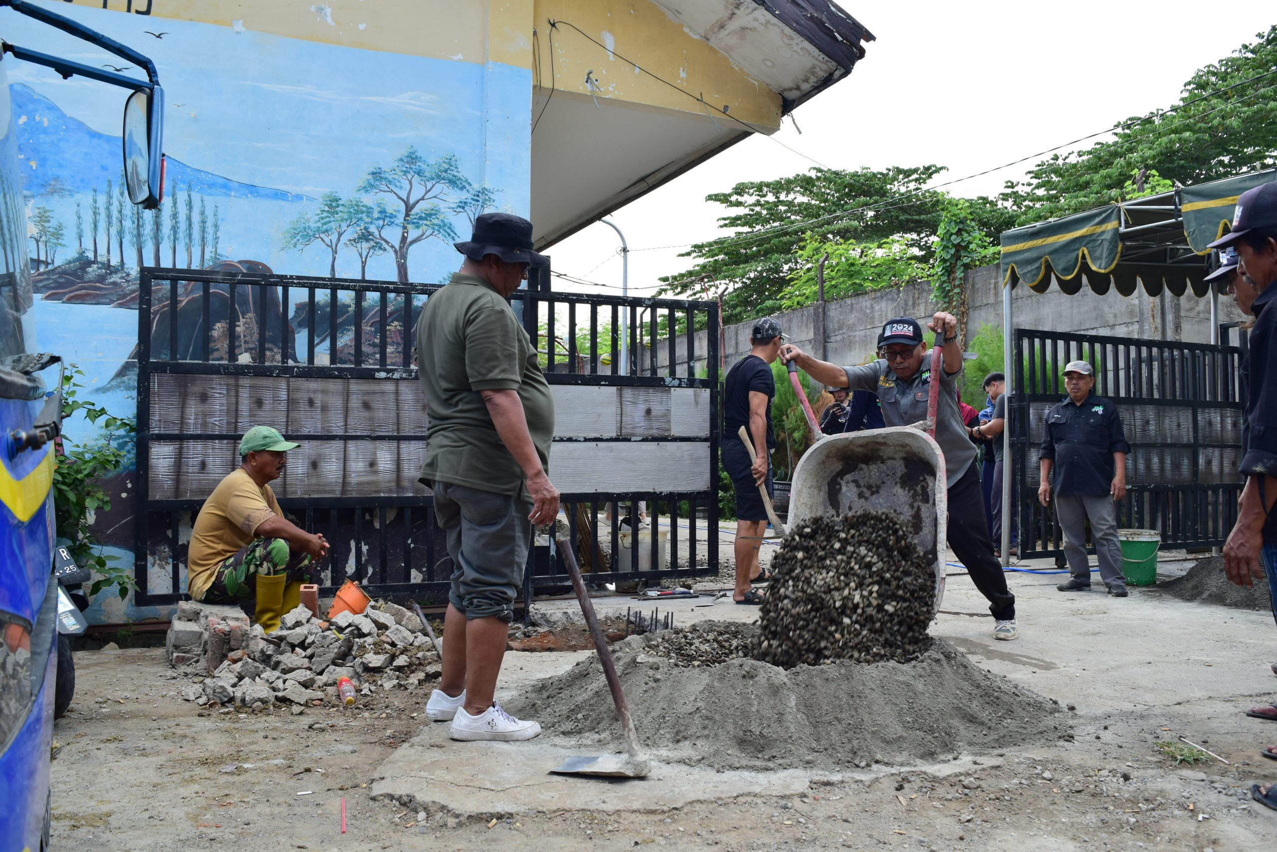 adonan cor untuk gapura banana park acara csr tissue see u banana park