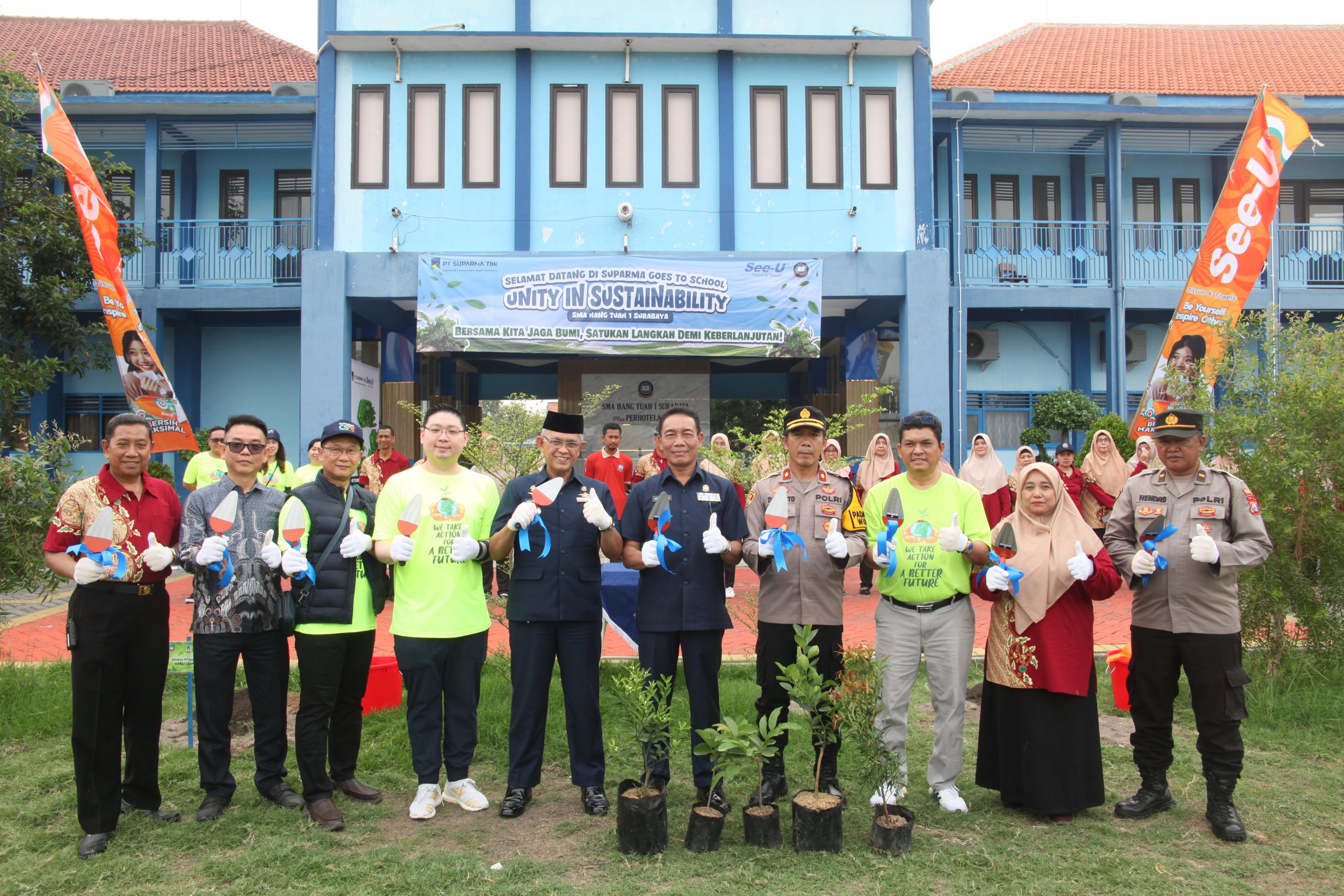 foto jajaran direksi pt suparma tbk saat acara csr pt suparma tbk di sma hang tuah 1 surabaya