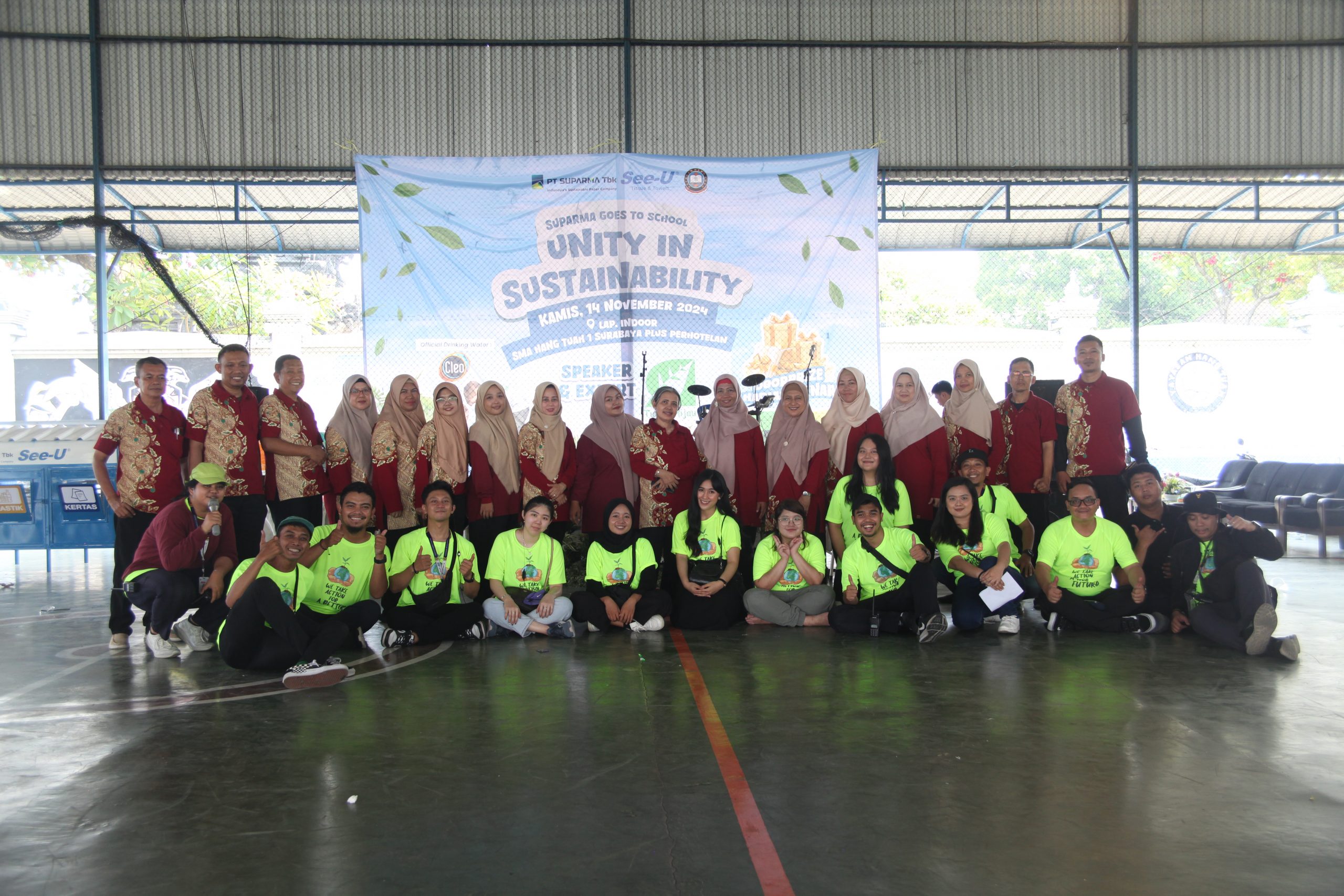 foto bersama panitia csr pt suparma tbk di sma hang tuah 1 surabaya